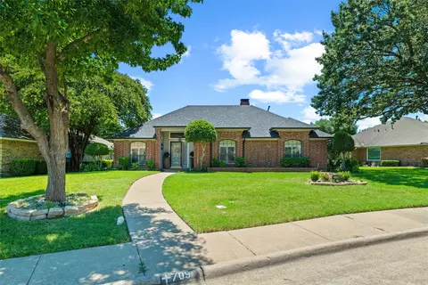 709 Arbor Creek Dr, Desoto, TX 75115