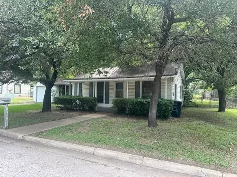 Exterior - 105 Circle Dr, Cleburne, TX 76033 photo 5 of 7