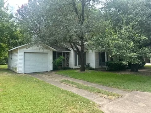Exterior - 105 Circle Dr, Cleburne, TX 76033 photo 3 of 7