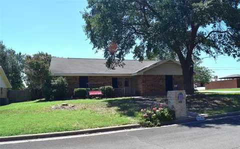 301 Cross Country Dr, Hewitt, TX 76643