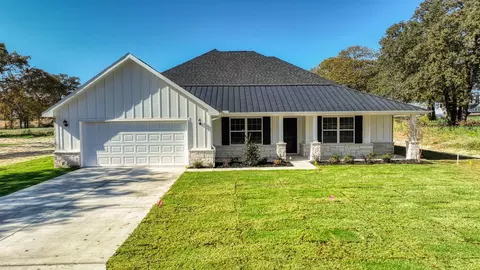 104 Sedona Creek Ct, Poolville, TX 76487