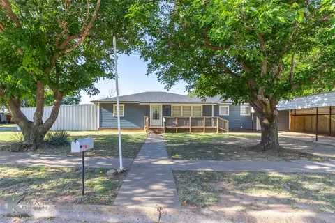 909 SE 5th St, Knox City, TX 79529