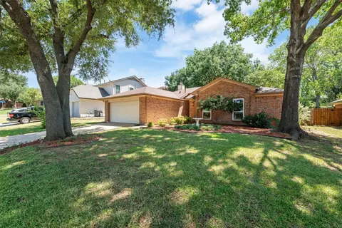 Exterior - 703 Creekside Dr, Euless, TX 76040 photo 3 of 9