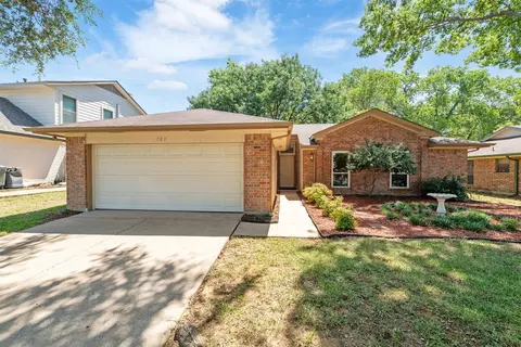 703 Creekside Dr, Euless, TX 76040