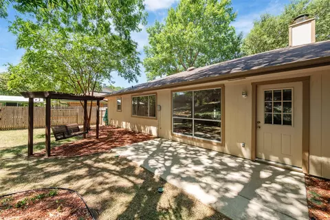 Exterior - 703 Creekside Dr, Euless, TX 76040 photo 5 of 9