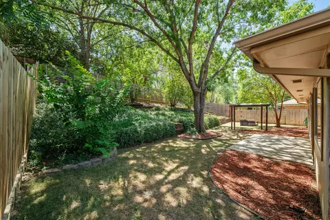 Exterior - 703 Creekside Dr, Euless, TX 76040 photo 7 of 9