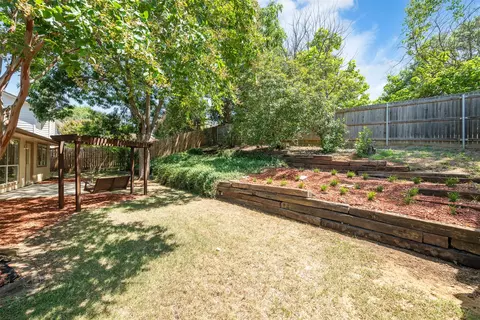 Exterior - 703 Creekside Dr, Euless, TX 76040 photo 8 of 9