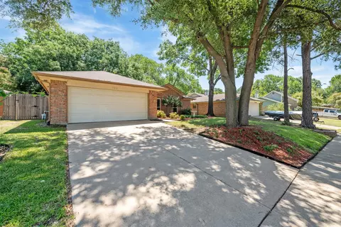 Exterior - 703 Creekside Dr, Euless, TX 76040 photo 4 of 9