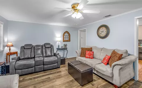 Living - 907 Fuller St, Doyline, LA 71023 photo 2 of 3