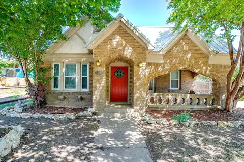 3951 Meadowbrook Dr, Fort Worth, TX 76103