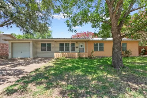 104 Crockett St, Mcgregor, TX 76657