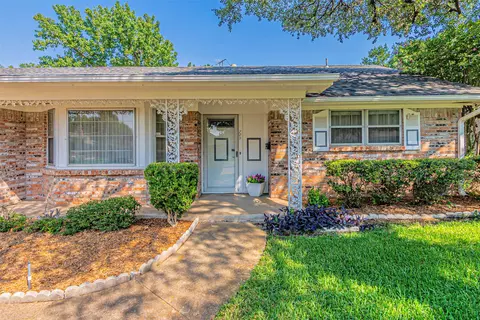 709 Blue Lake Dr, Fort Worth, TX 76103