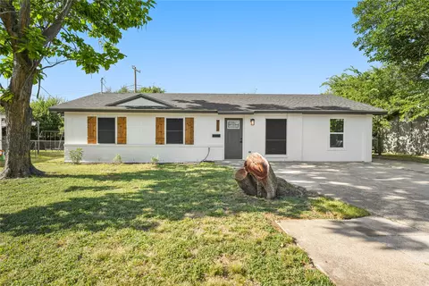 729 W Grenoble Dr, Grand Prairie, TX 75052