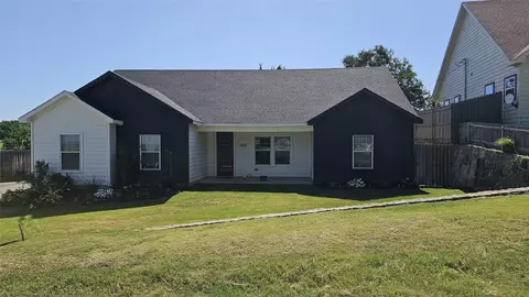 5874 Bear Creek Dr E, Fort Worth, TX 76126
