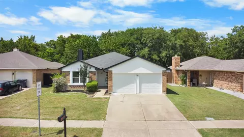 411 Valley Spring Dr, Arlington, TX 76018
