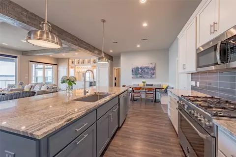 Kitchen - 506 Sampan Dr, Tool, TX 75143 photo 3 of 3