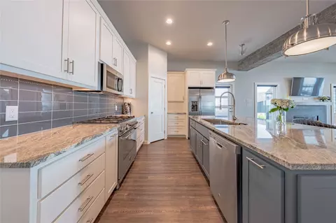 Kitchen - 506 Sampan Dr, Tool, TX 75143 photo 2 of 3