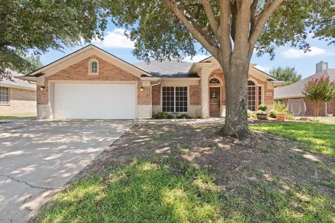 1117 SW Hillside Dr, Burleson, TX 76028