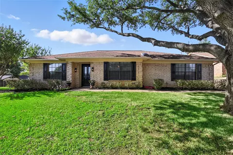 901 Spring Oak Ct, Euless, TX 76039
