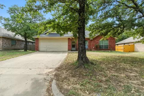 749 Oak Park Dr, Azle, TX 76020