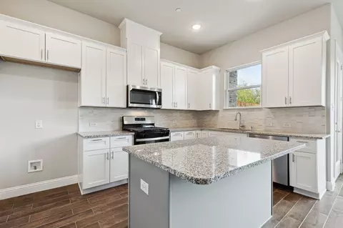 589 Hutchinson Ln, Lewisville, TX 75077