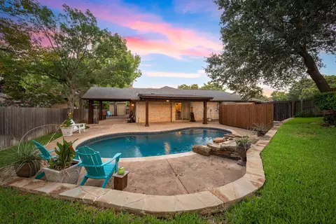 902 Elmwood Ct, Euless, TX 76039