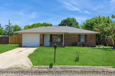 122 Southmeadow Dr, Sanger, TX 76266