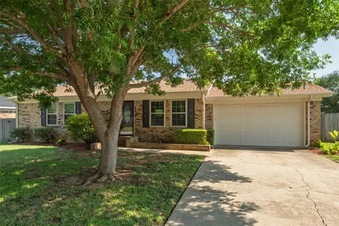 828 Hollow Creek Rd, Burleson, TX 76028