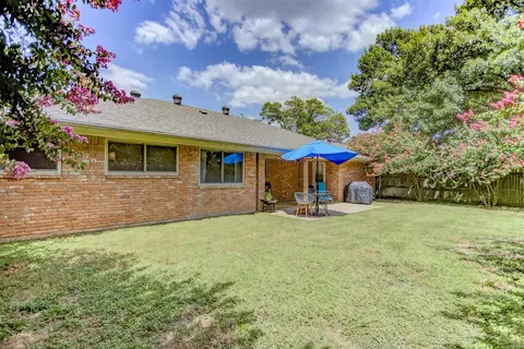 Exterior - 1012 Purdue Dr, Arlington, TX 76012 photo 6 of 10