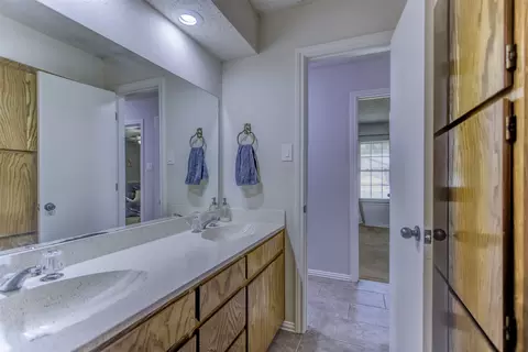 Bath - 1012 Purdue Dr, Arlington, TX 76012 photo 2 of 4
