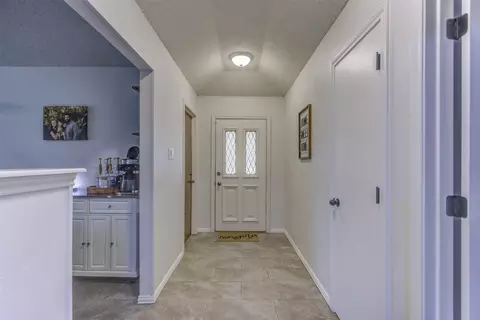 Entry Way - 1012 Purdue Dr, Arlington, TX 76012 photo 1 of 5
