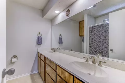 Bath - 1012 Purdue Dr, Arlington, TX 76012 photo 3 of 4