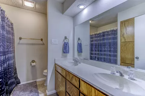 Bath - 1012 Purdue Dr, Arlington, TX 76012 photo 1 of 4