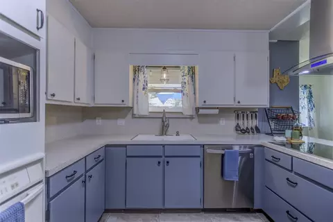Kitchen - 1012 Purdue Dr, Arlington, TX 76012 photo 3 of 4