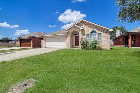10421 Aransas Dr, Fort Worth, TX 76131
