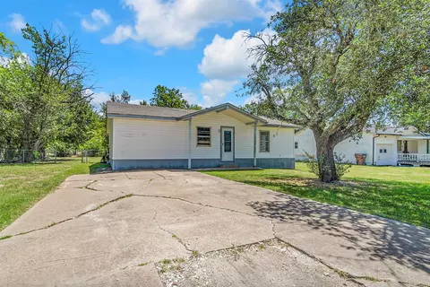 104 N 6th St, Celeste, TX 75423