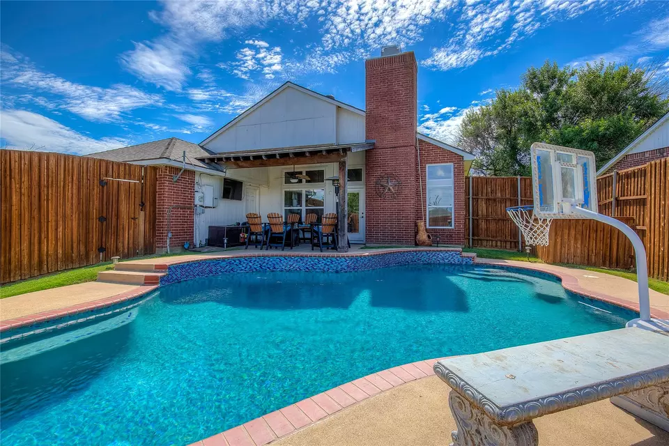 Exterior - 924 Jacksonhole Ln, Mesquite, TX 75149 photo 3 of 4