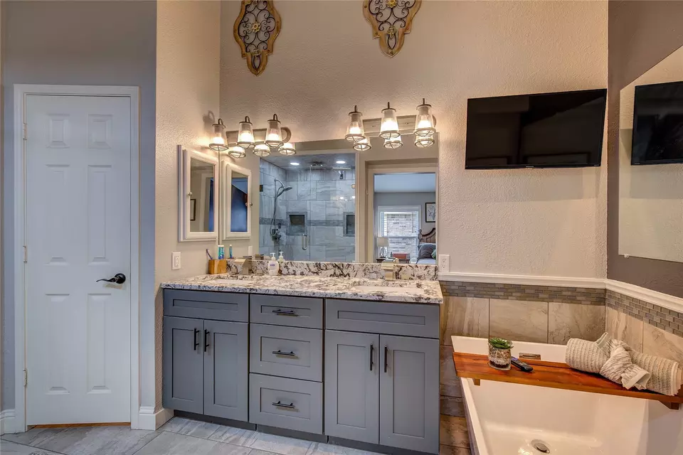 Bath - 924 Jacksonhole Ln, Mesquite, TX 75149 photo 1 of 3