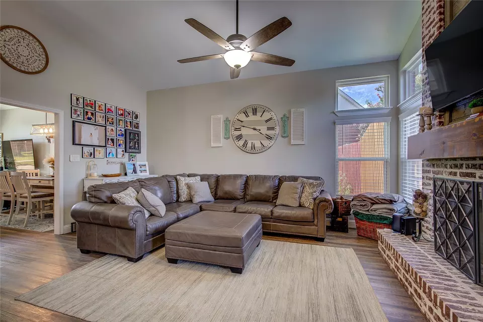 Living - 924 Jacksonhole Ln, Mesquite, TX 75149 photo 3 of 3
