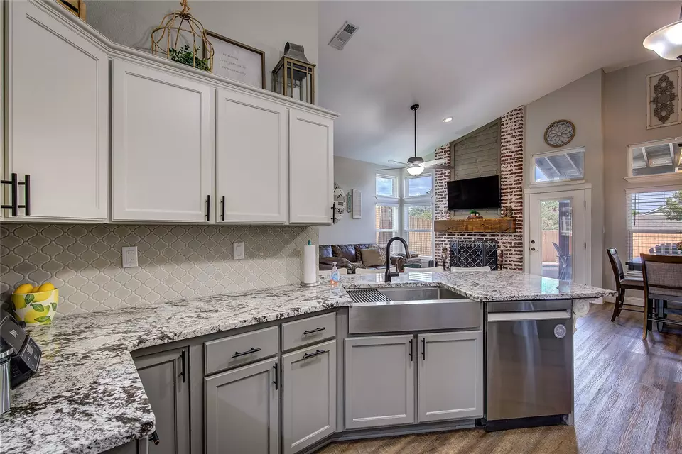 Kitchen - 924 Jacksonhole Ln, Mesquite, TX 75149 photo 3 of 3