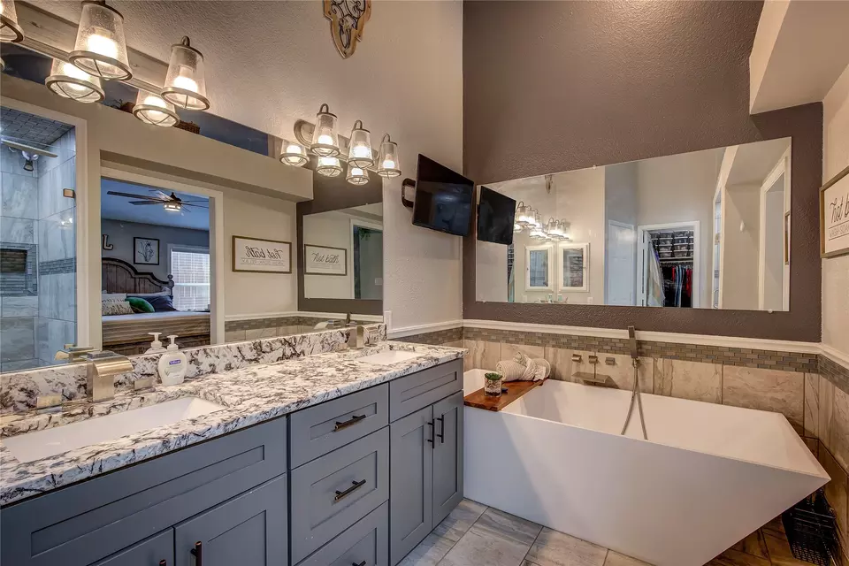 Bath - 924 Jacksonhole Ln, Mesquite, TX 75149 photo 2 of 3