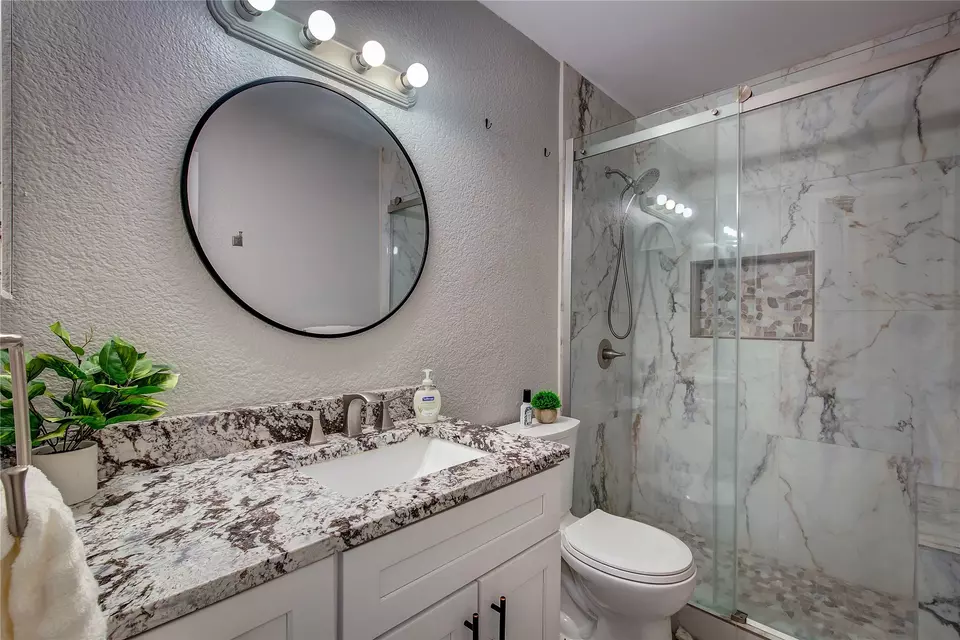 Bath - 924 Jacksonhole Ln, Mesquite, TX 75149 photo 3 of 3