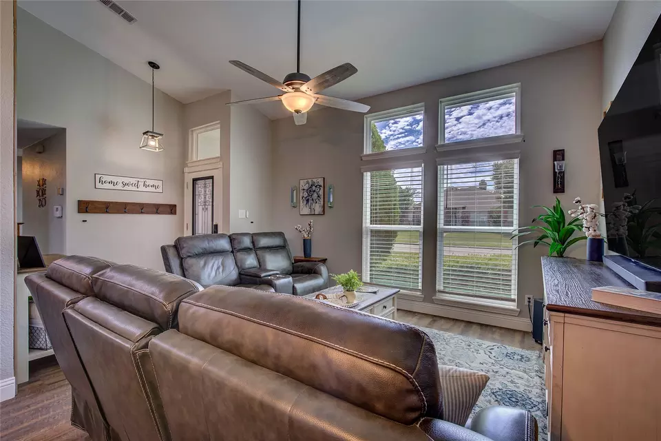 Living - 924 Jacksonhole Ln, Mesquite, TX 75149 photo 2 of 3