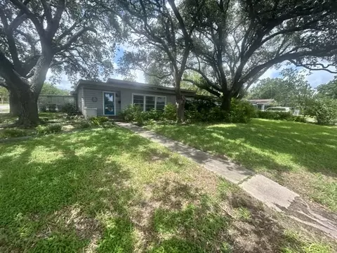 702 E Mesquite Ln, Victoria, TX 77901