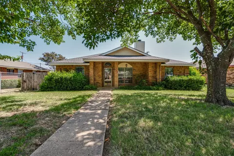 879 W Wintergreen Rd, Lancaster, TX 75134