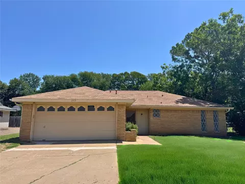 203 Faye St, Lacy Lakeview, TX 76705
