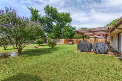 Exterior - 502 E Alexander Ln, Euless, TX 76040 photo 4 of 11