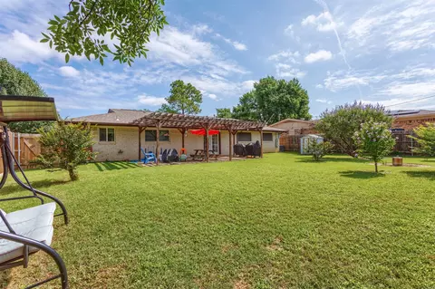 Exterior - 502 E Alexander Ln, Euless, TX 76040 photo 8 of 11