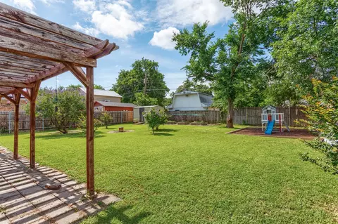 Exterior - 502 E Alexander Ln, Euless, TX 76040 photo 9 of 11
