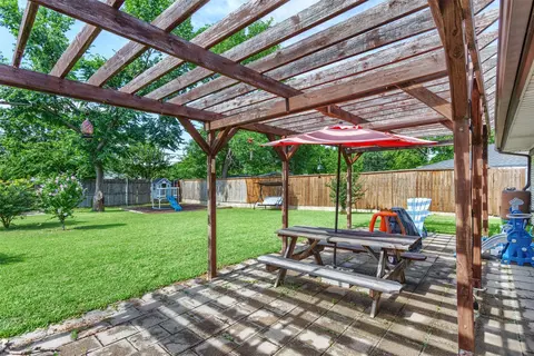 Exterior - 502 E Alexander Ln, Euless, TX 76040 photo 3 of 11
